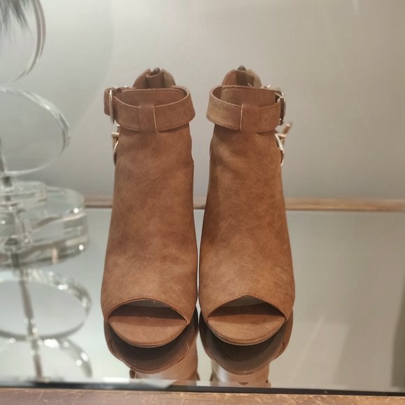 SOLD! Guess Booties - Picture 4 of 7